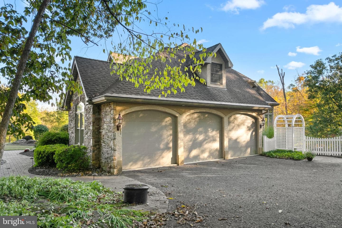 681 Kingswood Vale photo 7