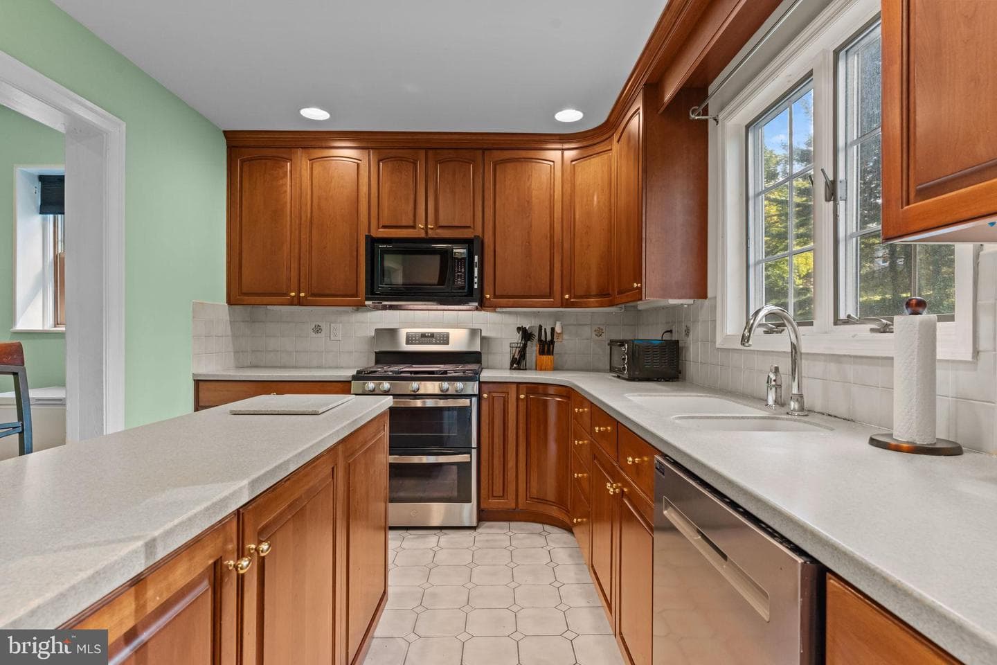 154 Greenwood Avenue photo 12