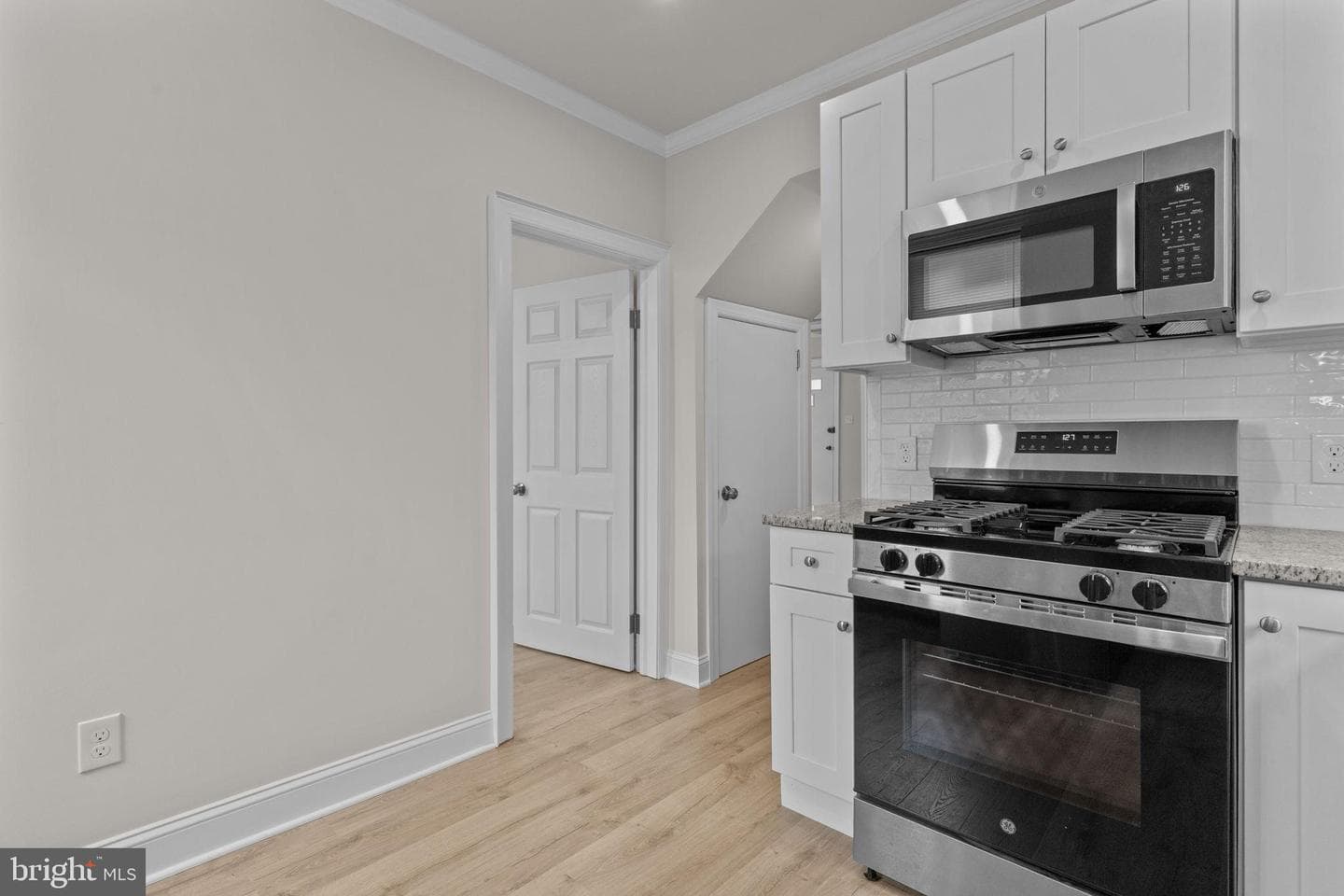 449 Roslyn Avenue photo 19