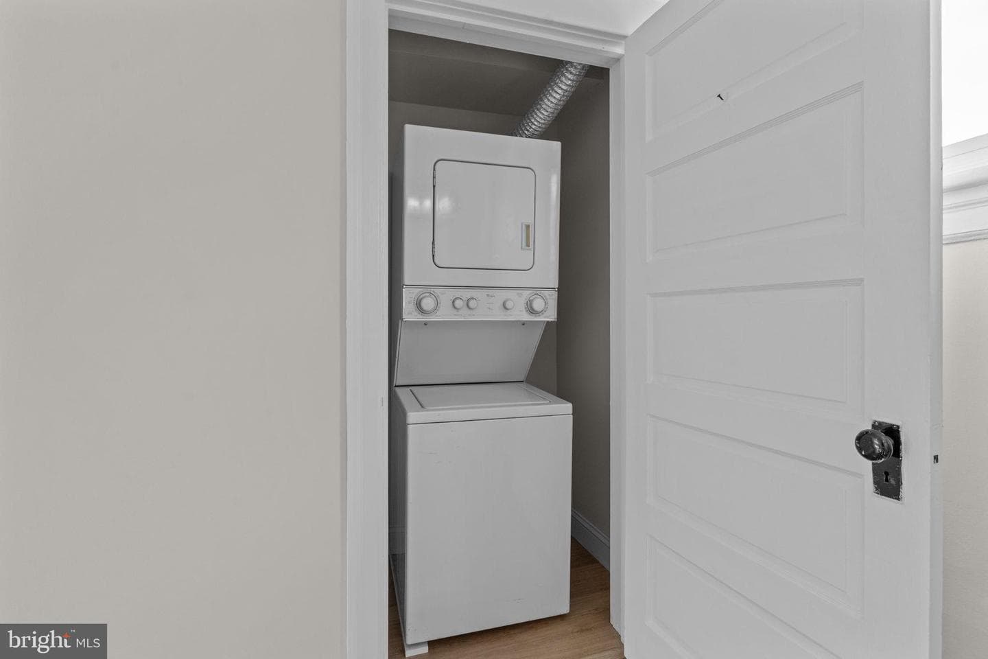 449 Roslyn Avenue photo 9