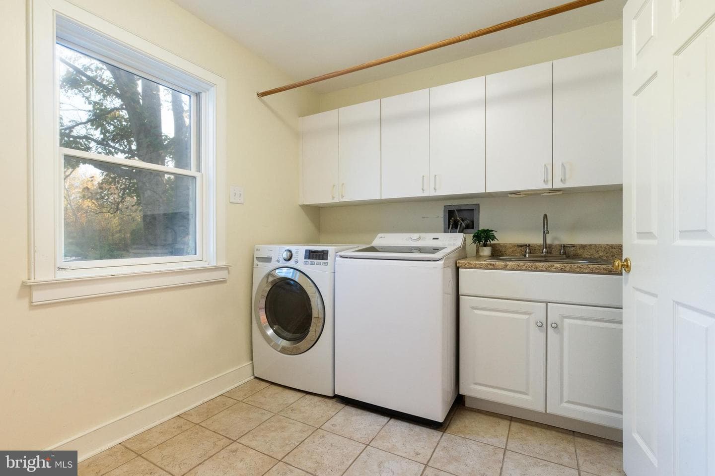 900 Gladestry Lane photo 32