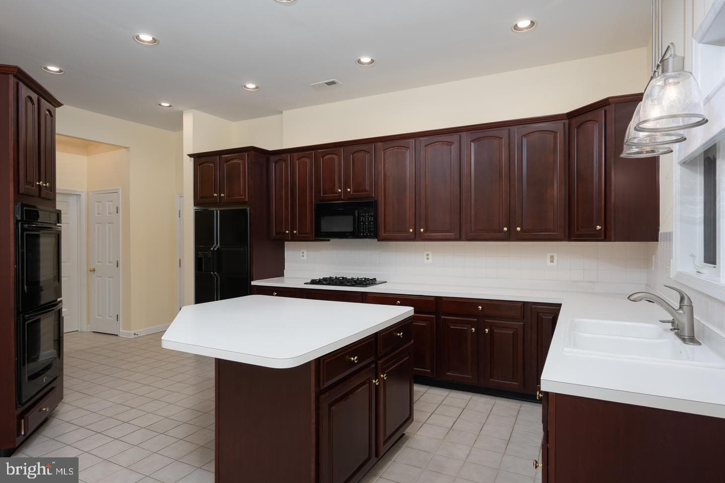 553 Exeter Court photo 10