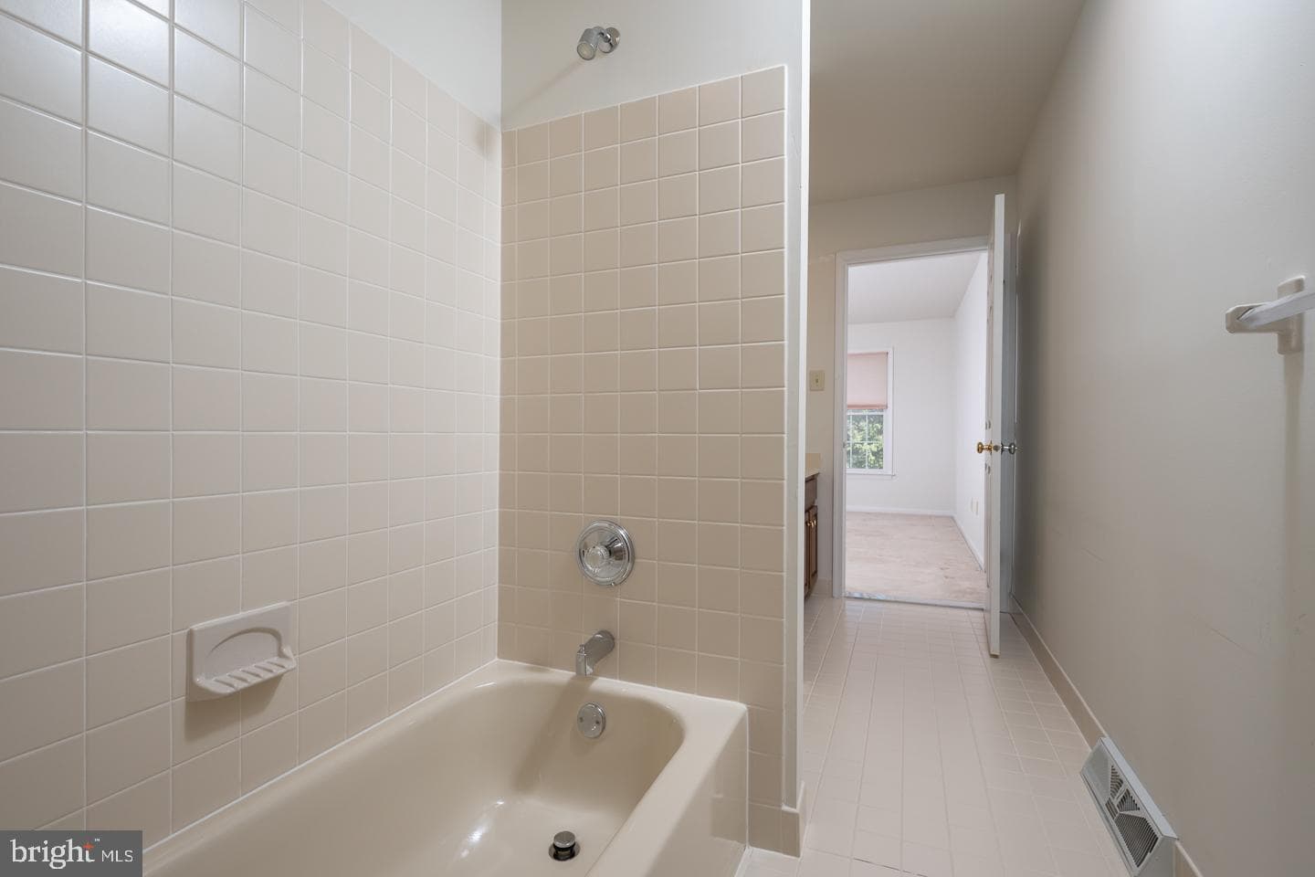 553 Exeter Court photo 30