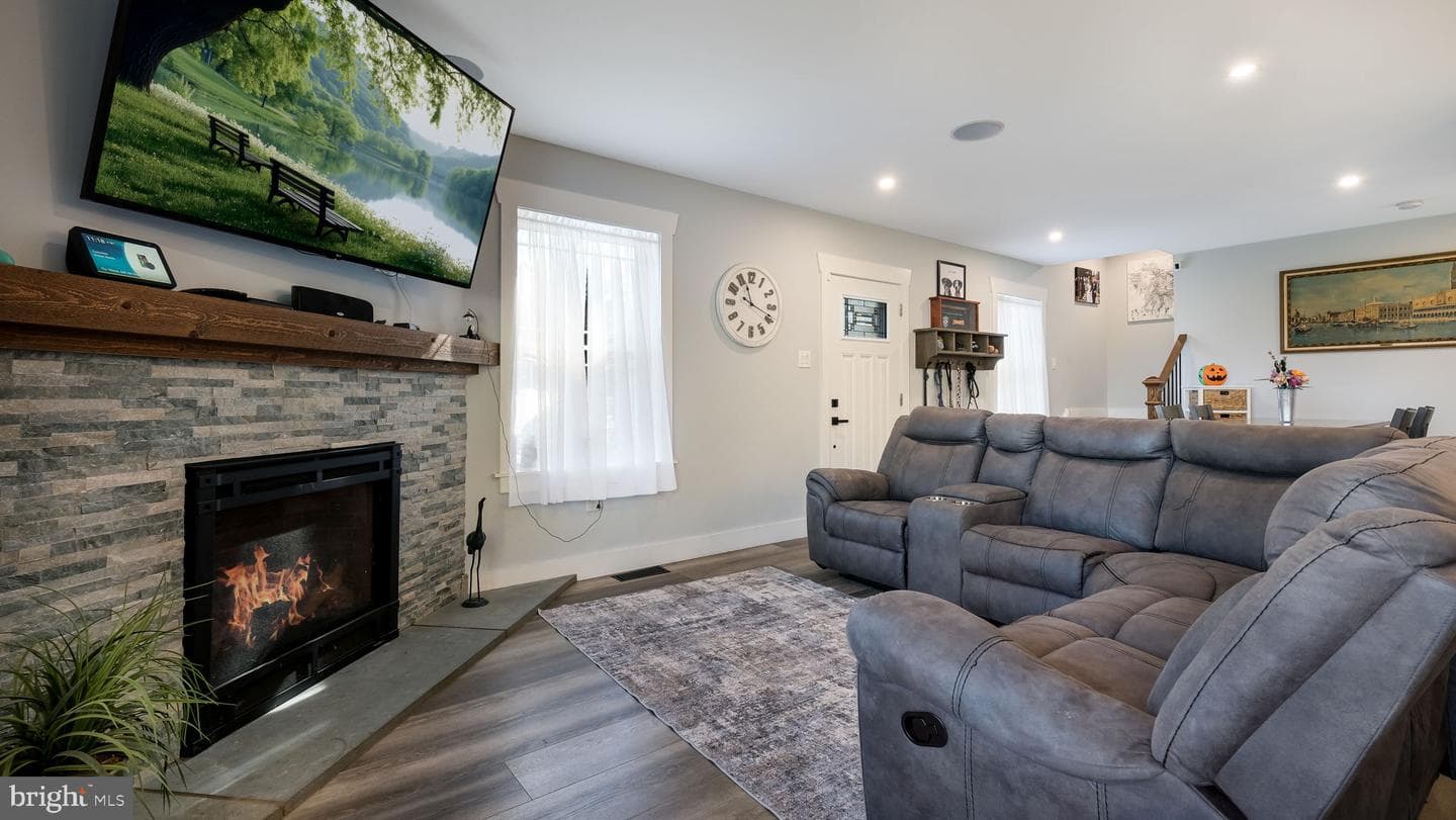 1104 N York Road photo 9