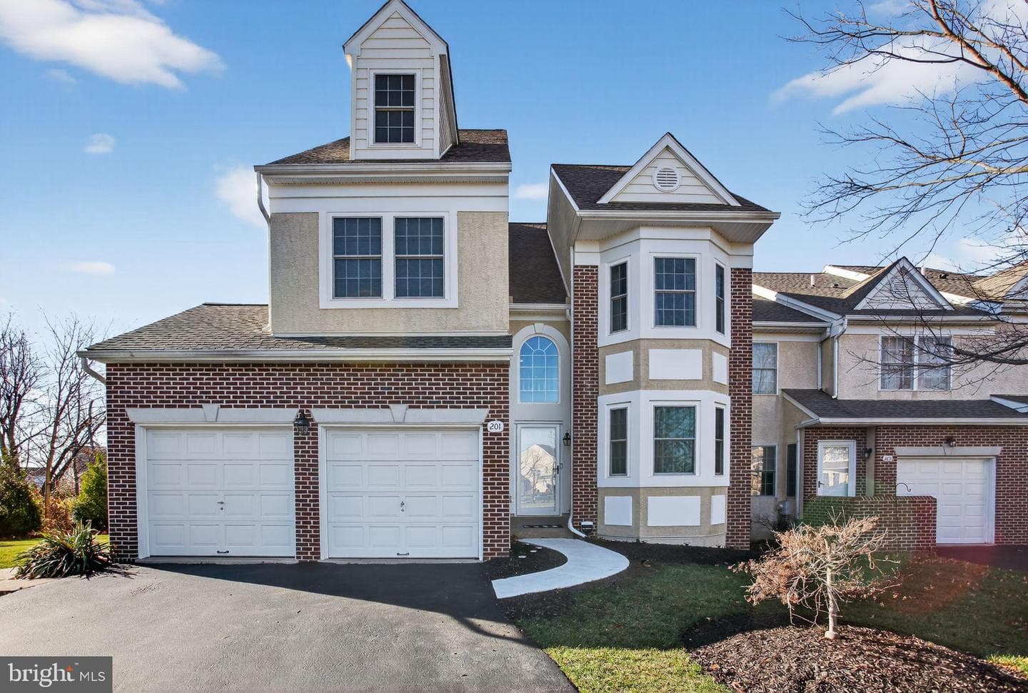 201 Victoria Court photo 1