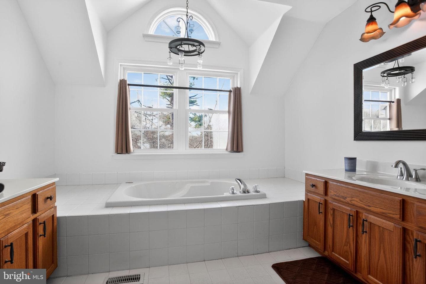 201 Victoria Court photo 18