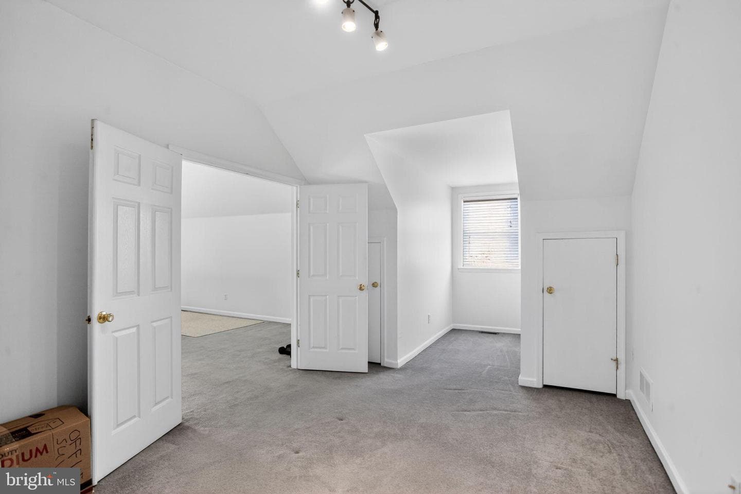 201 Victoria Court photo 25