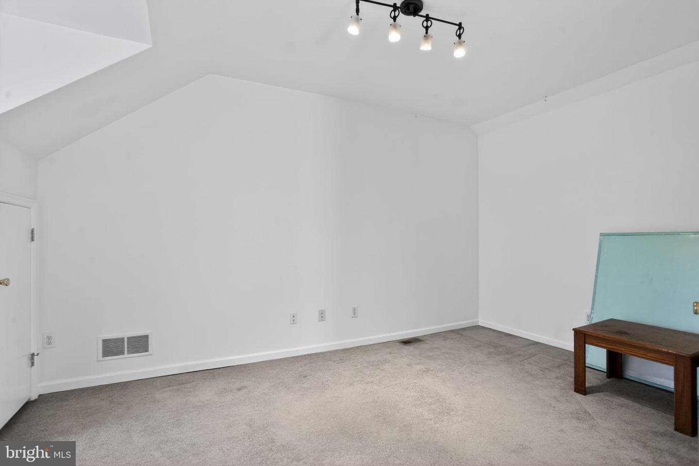 201 Victoria Court photo 26