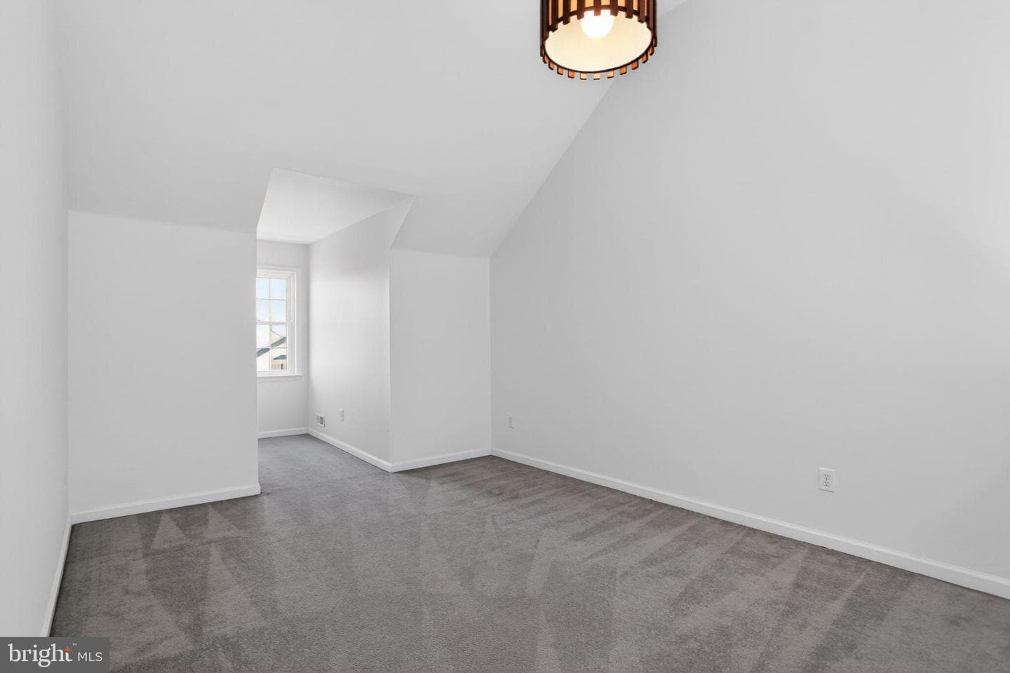 201 Victoria Court photo 29