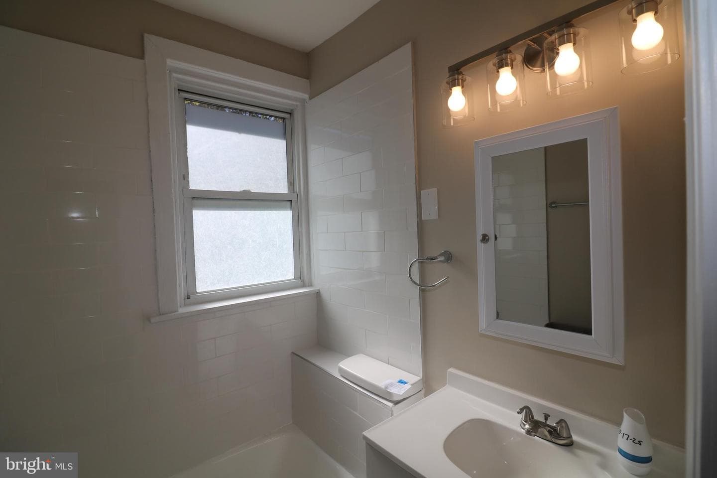 530 E Howard Street photo 13