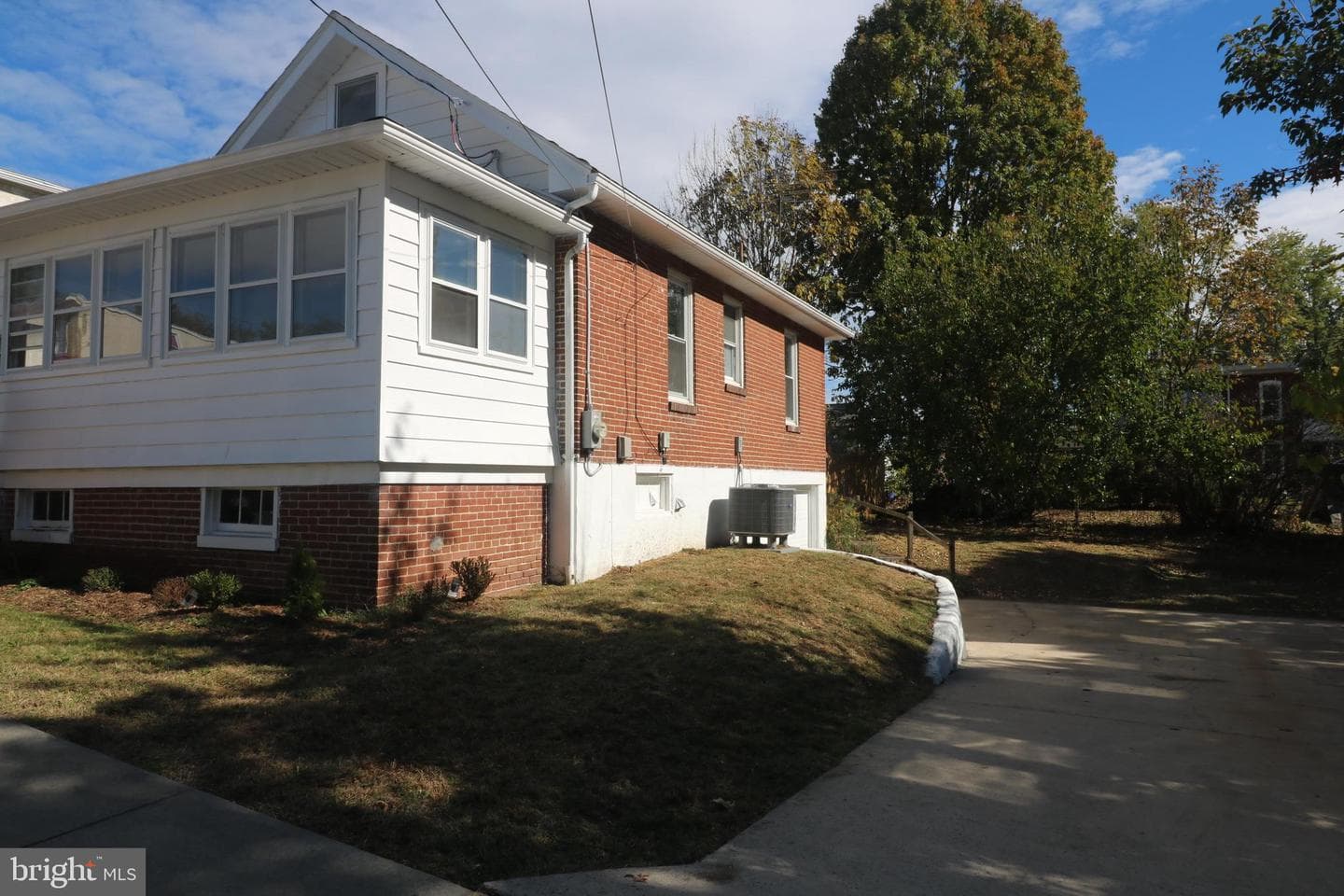 530 E Howard Street photo 2
