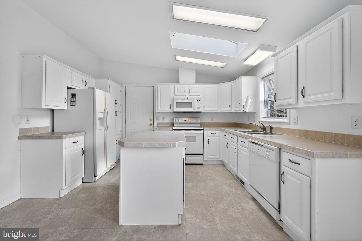 601 Village Way photo 10