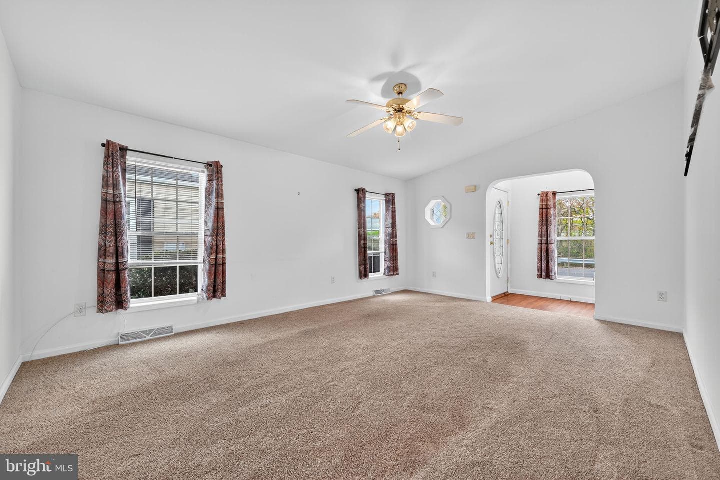 601 Village Way photo 3