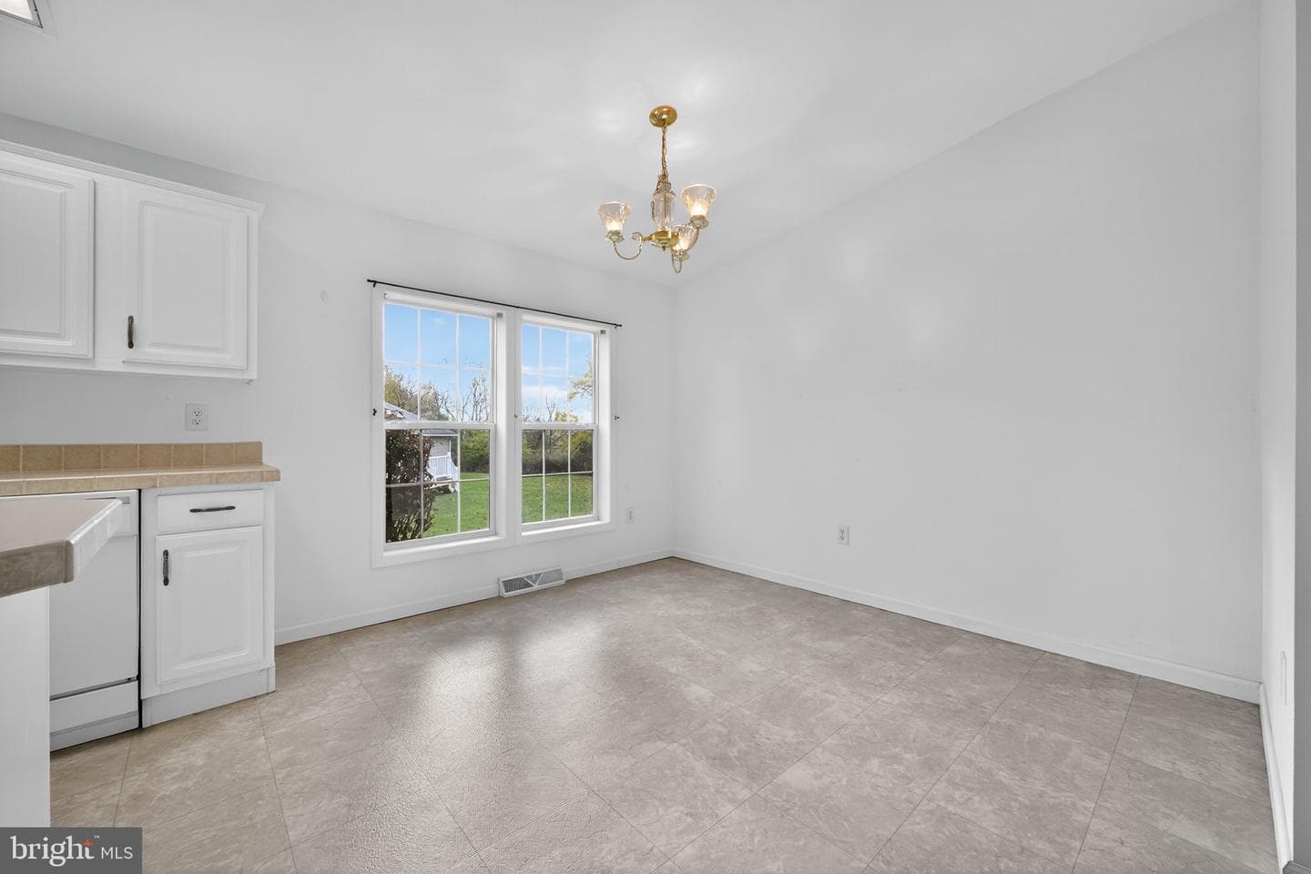 601 Village Way photo 7
