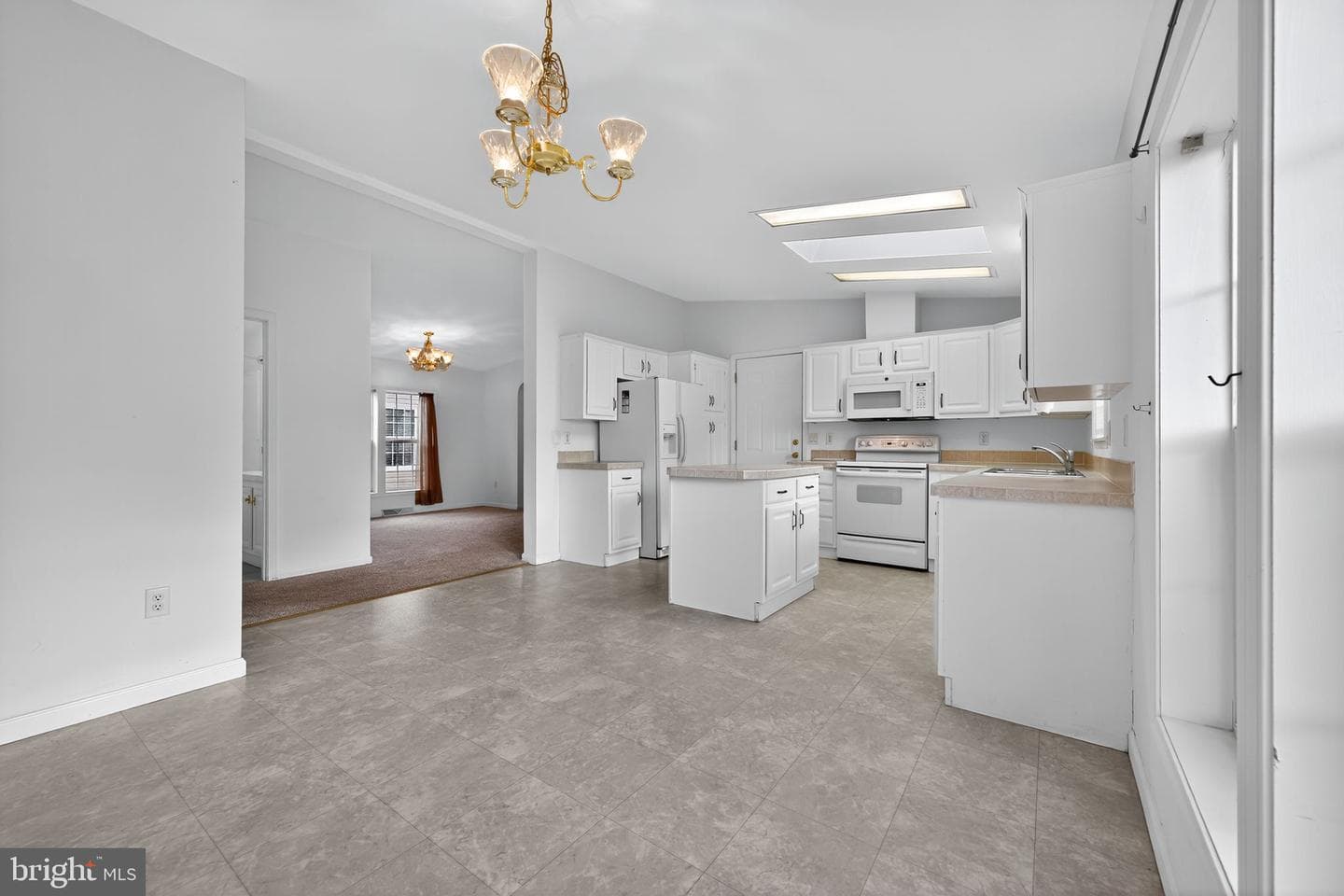 601 Village Way photo 8