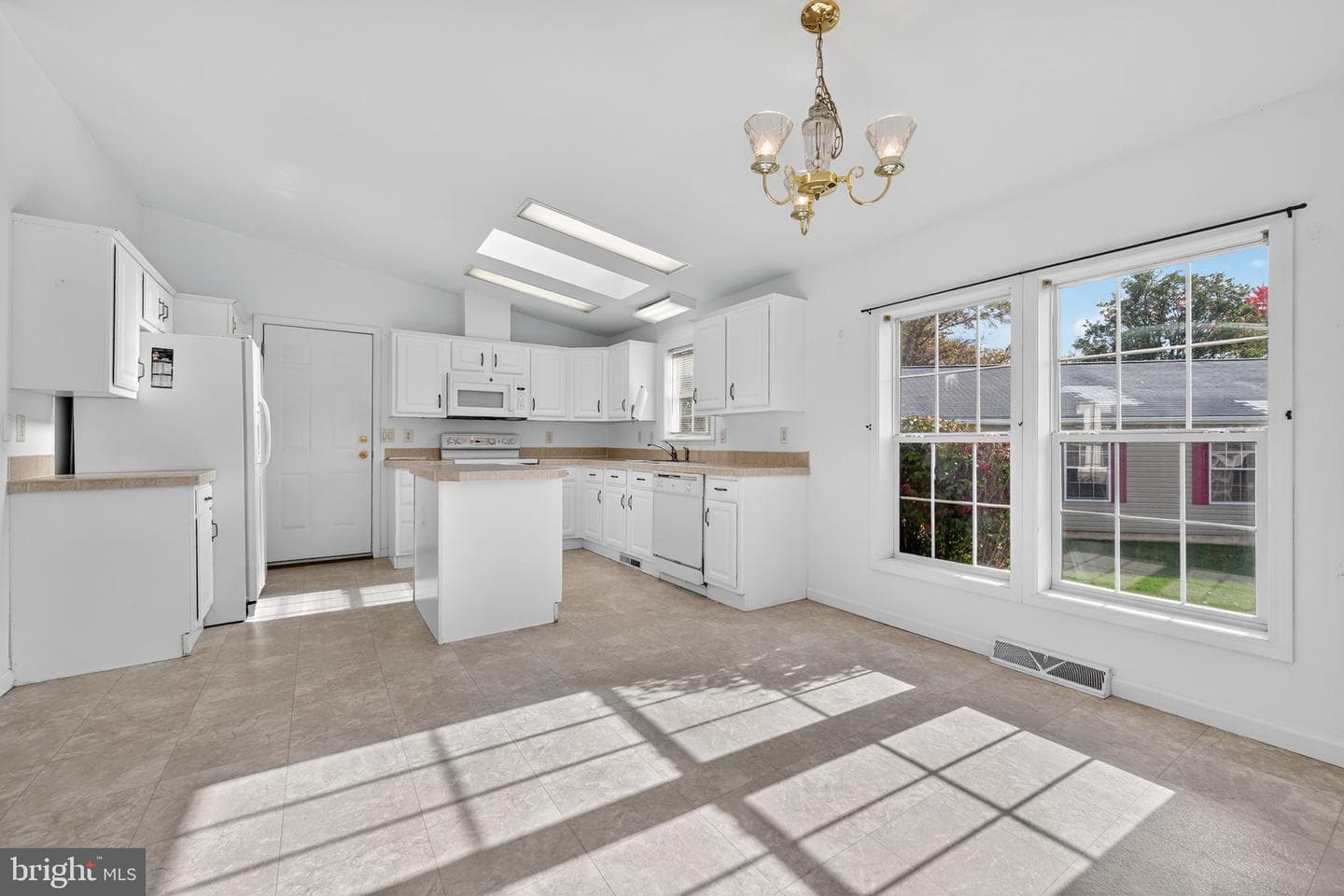 601 Village Way photo 9