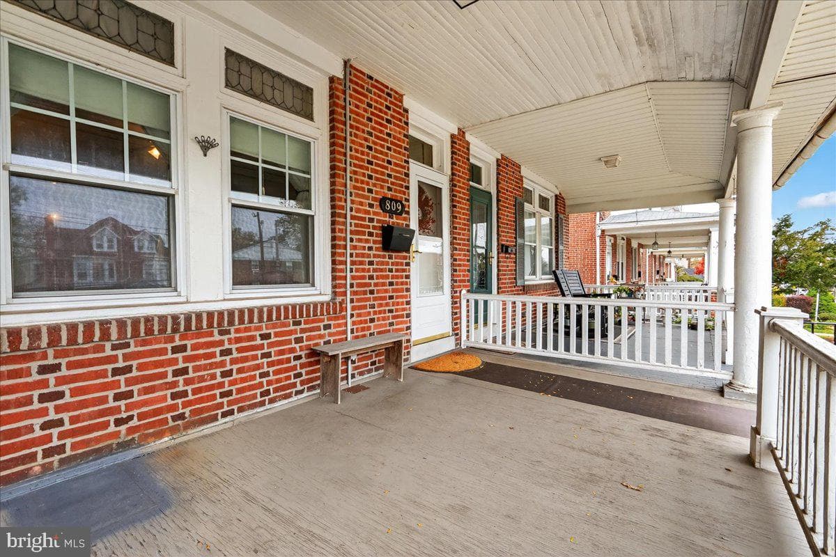 809 Stanbridge Street photo 4