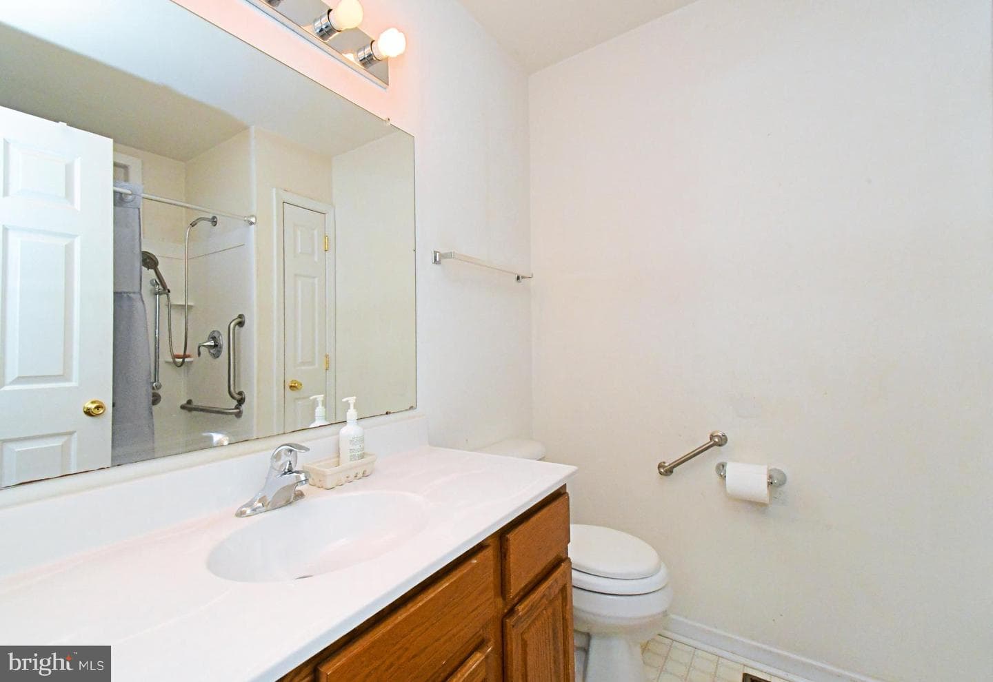 330 Crossfield Road photo 19