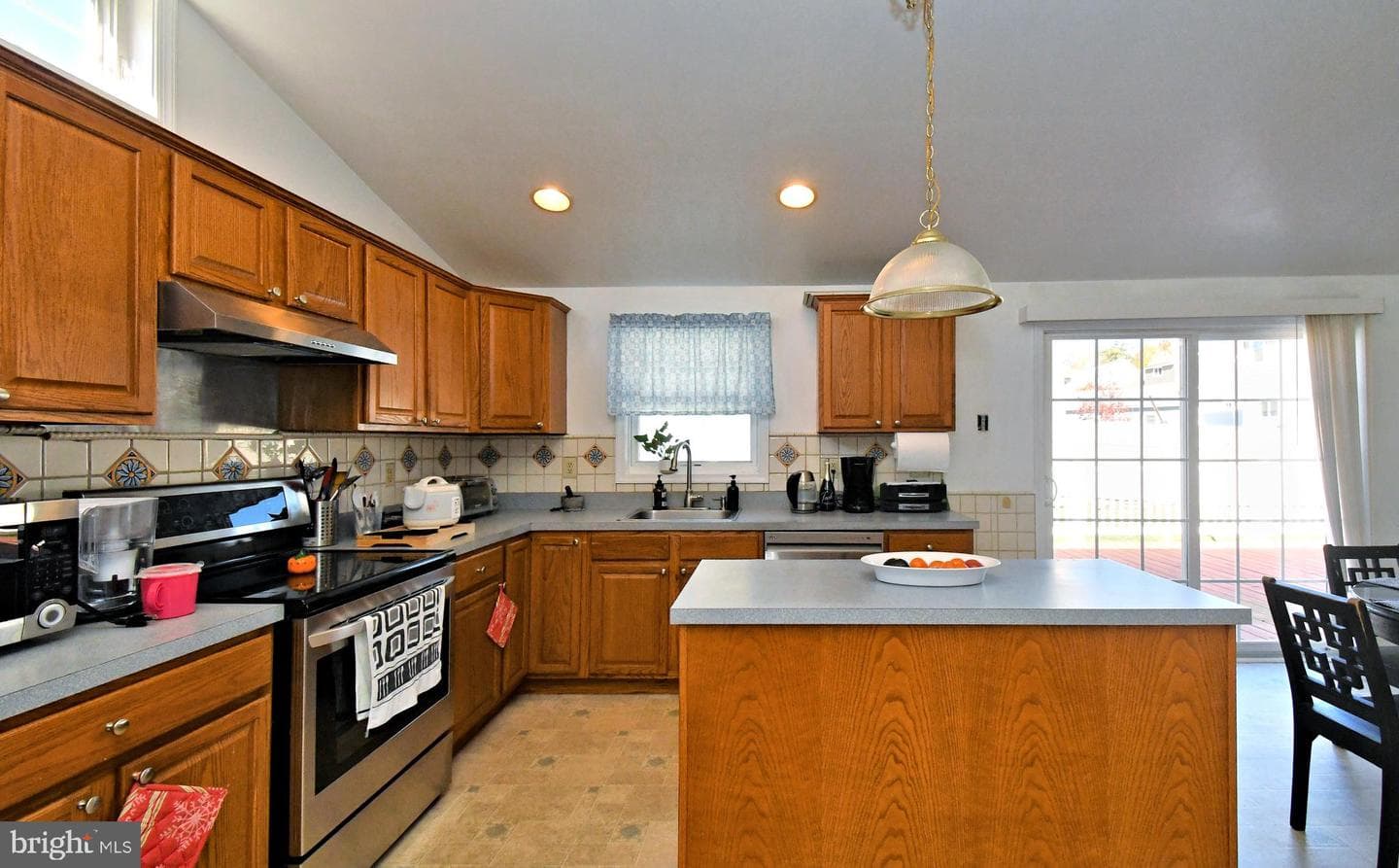 330 Crossfield Road photo 6