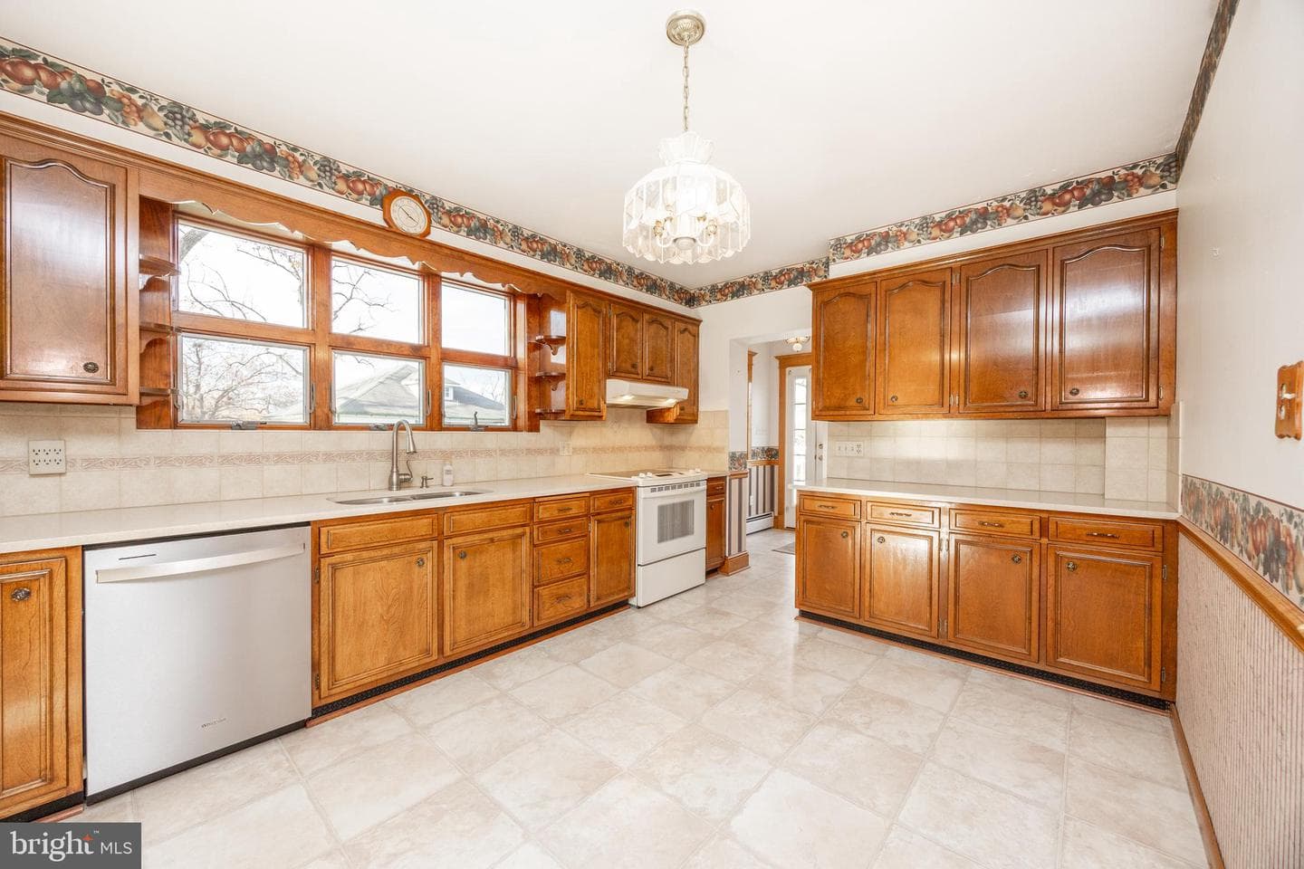 323 Broad Street photo 17