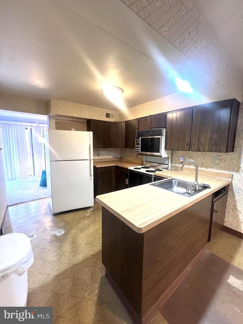 402 Harrison Place photo 3
