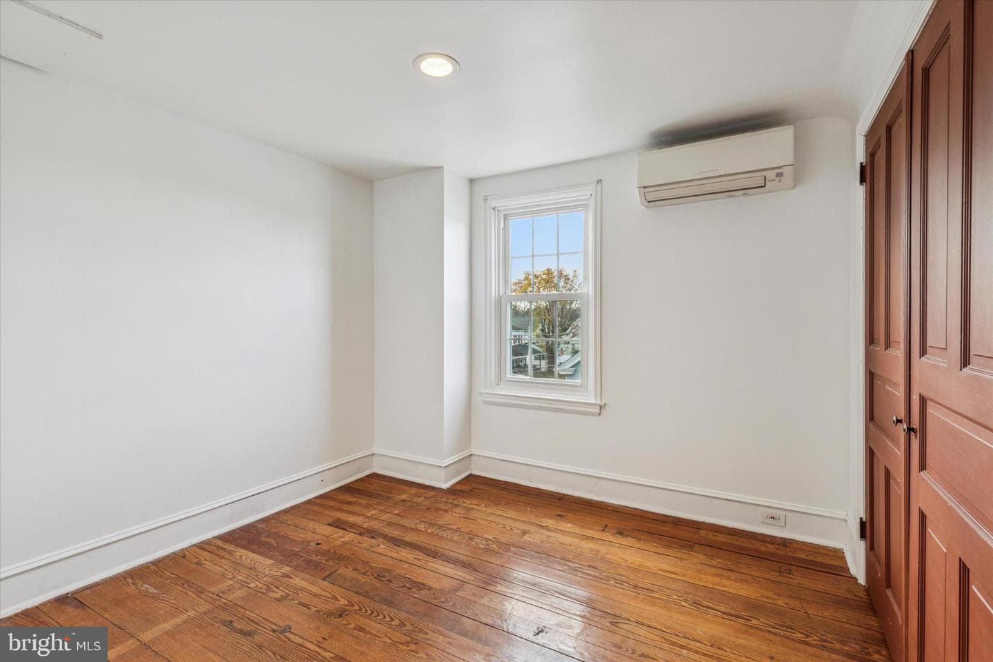 138 W Walnut Street photo 17
