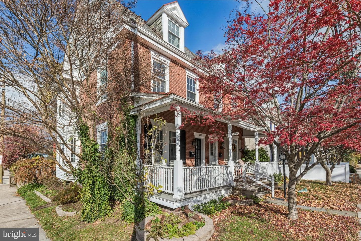 138 W Walnut Street photo 2