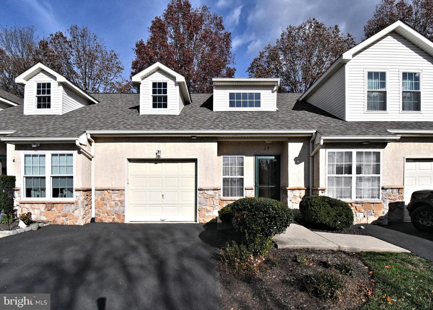 37 Stuart Dr photo 2
