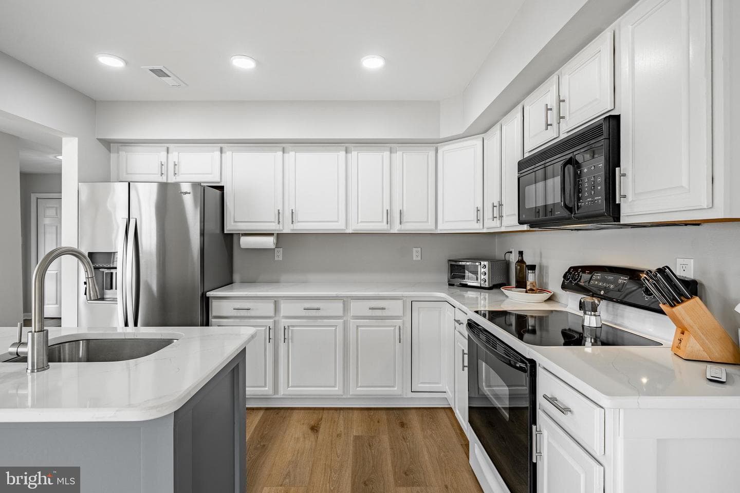 646 Elm Street photo 16