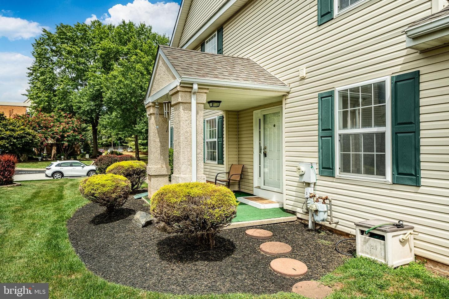 646 Elm Street photo 2