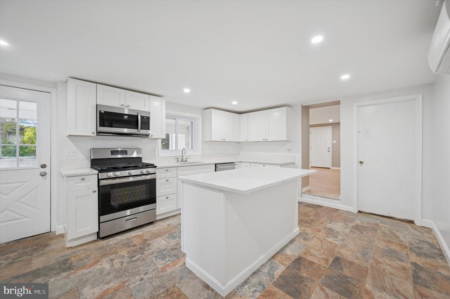 715 Bradley Street photo 8