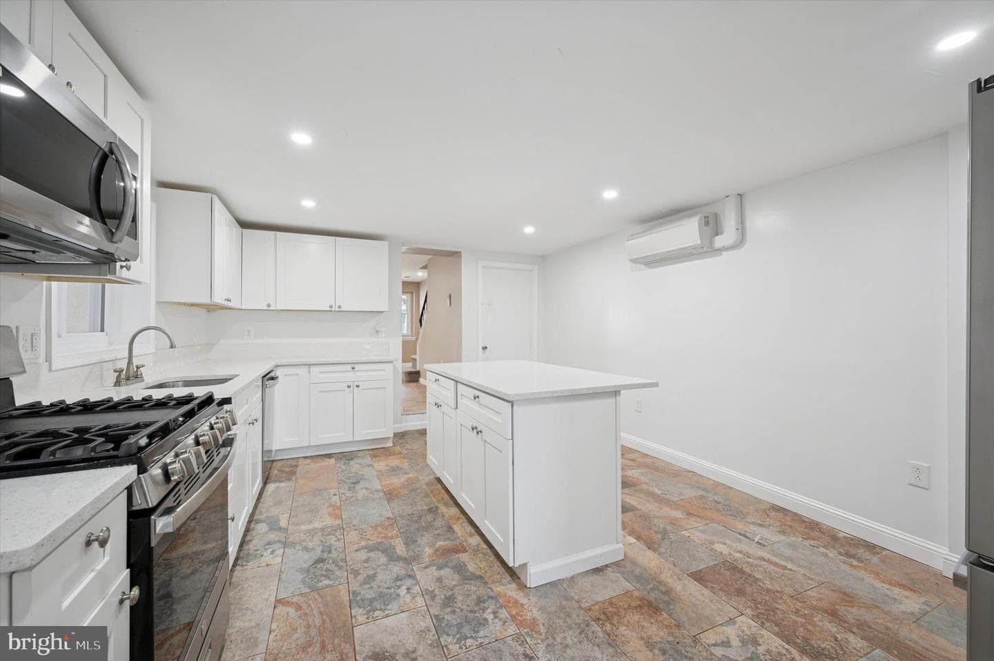 715 Bradley Street photo 9