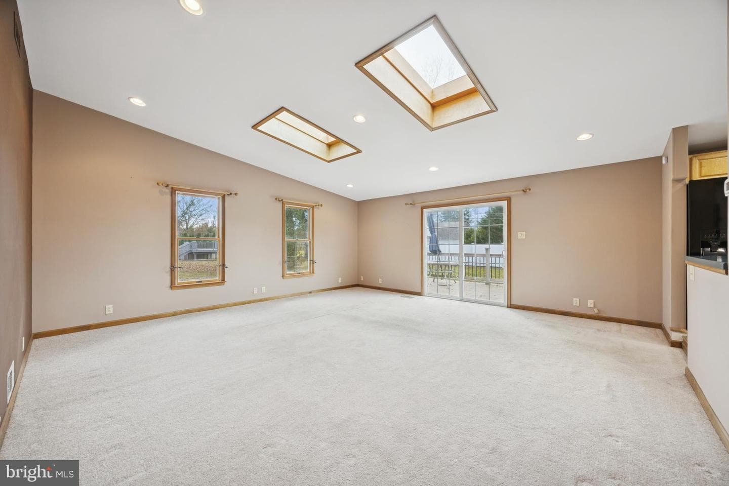 219 W Moreland Avenue photo 12