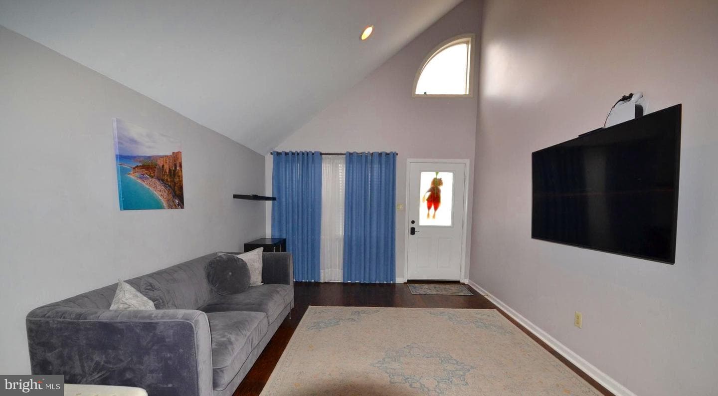 304 Victoria Drive photo 3