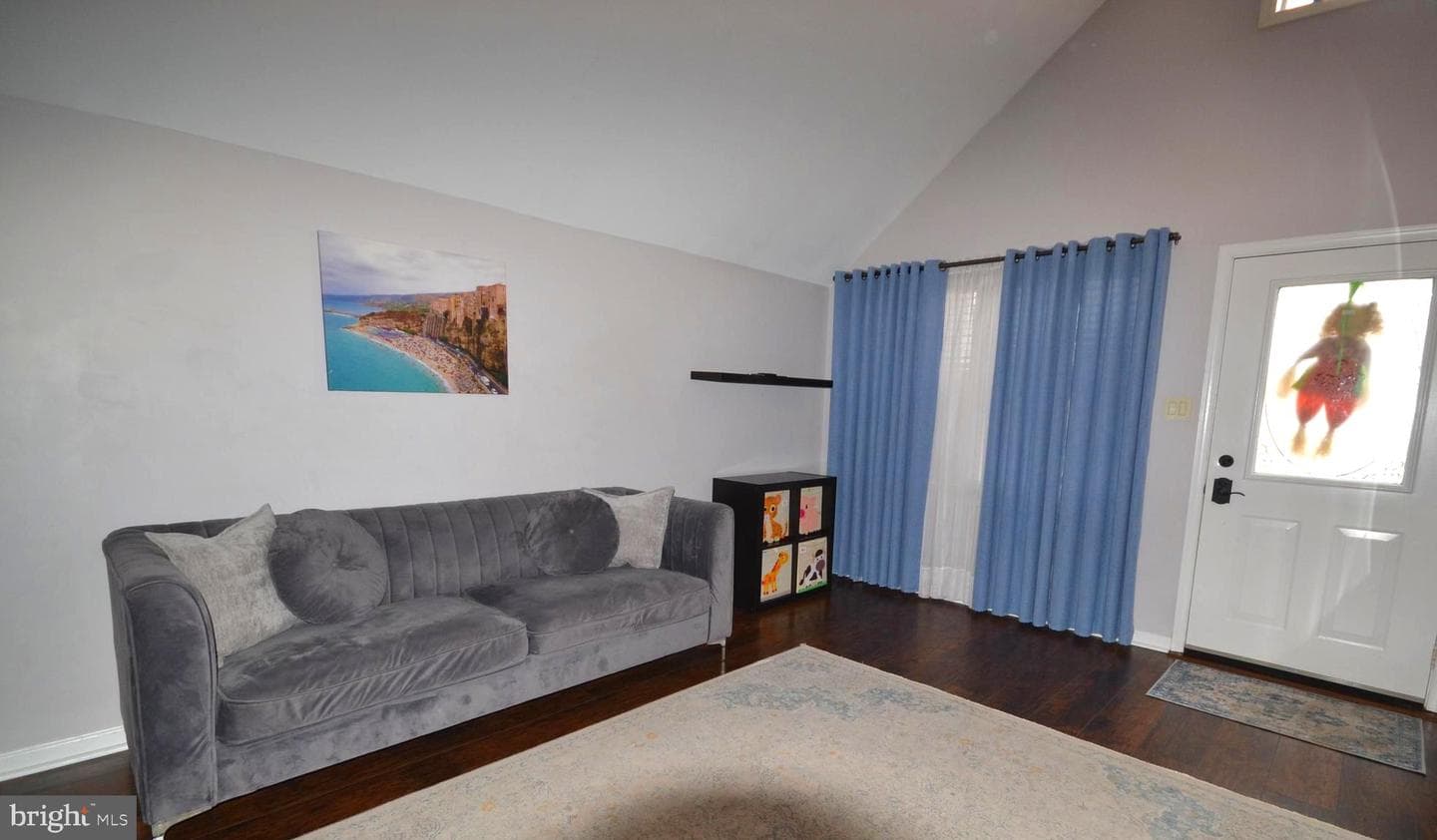 304 Victoria Drive photo 4