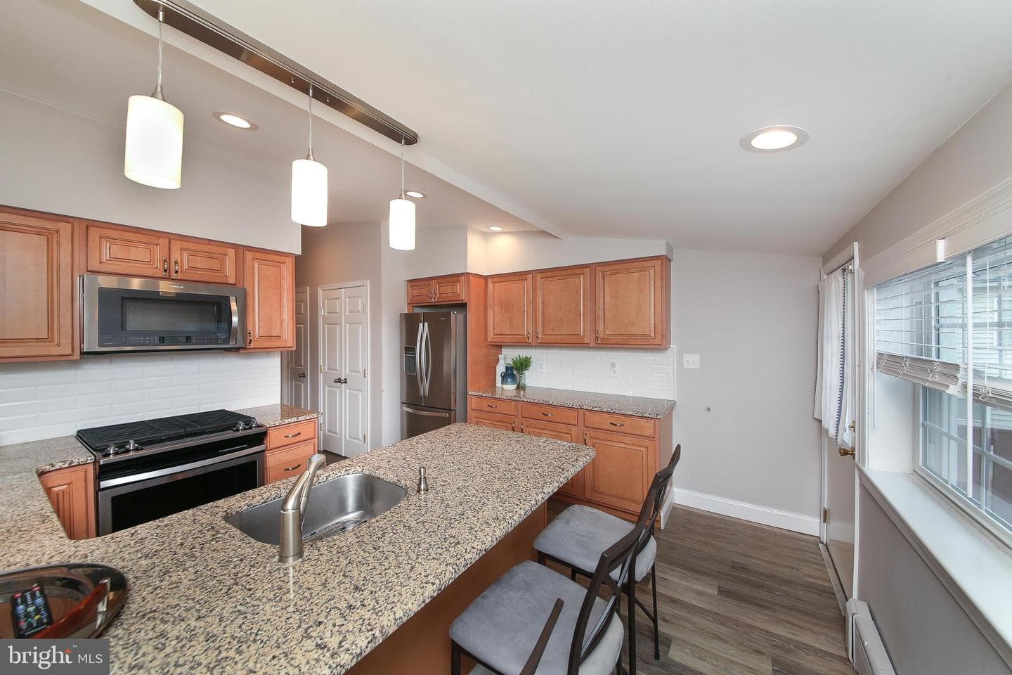 345 W 6th Avenue photo 10