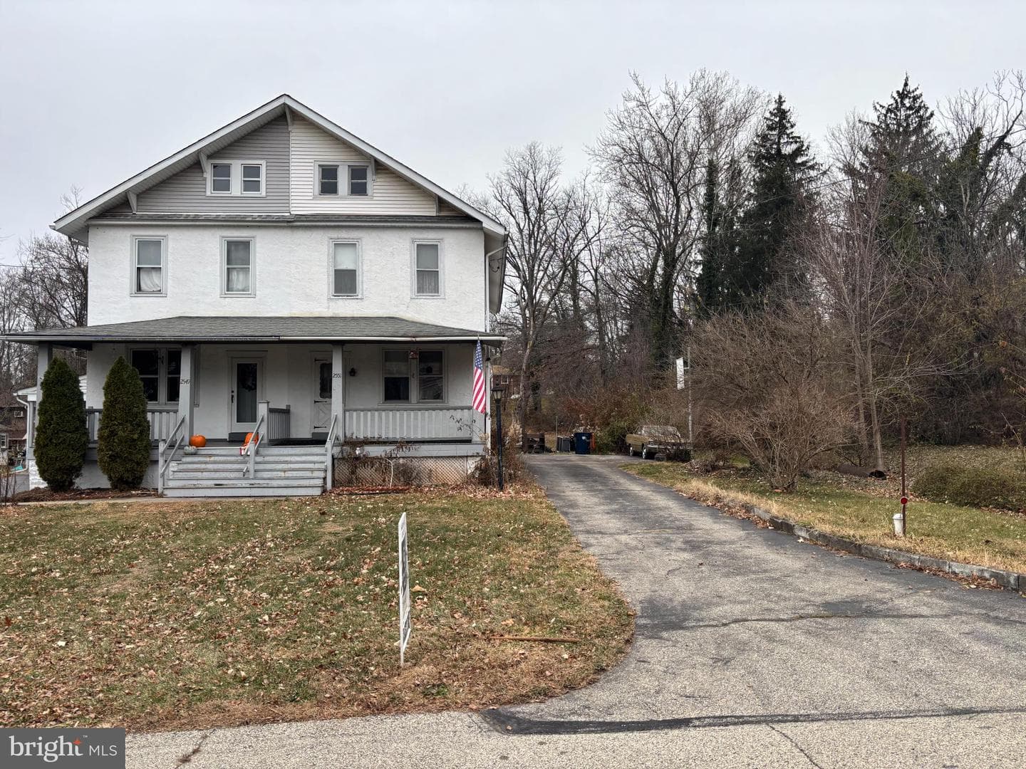 2551 Hillcrest Avenue photo 2