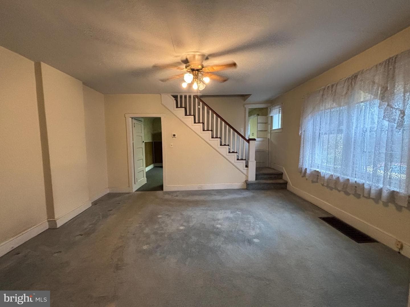 2551 Hillcrest Avenue photo 7
