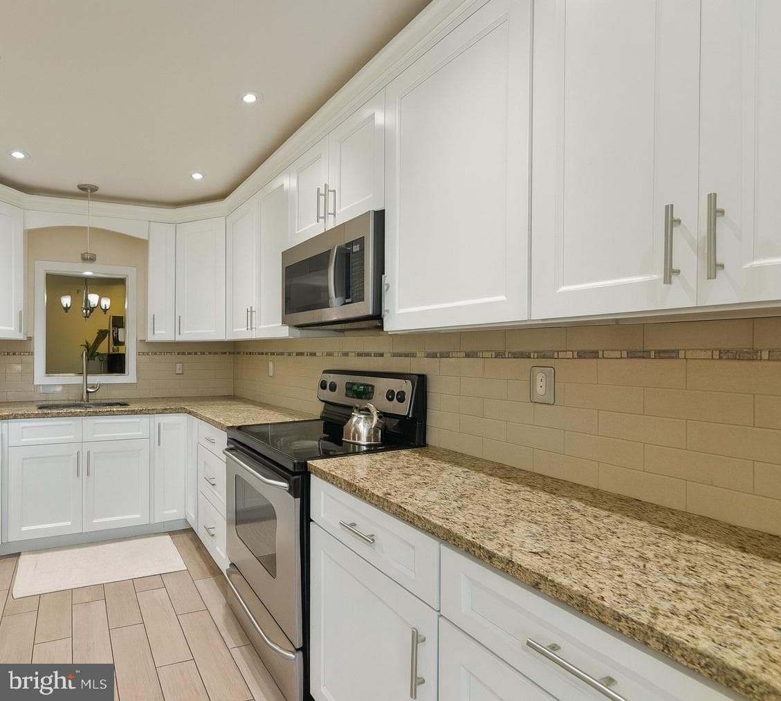 100 Victoria Drive photo 4