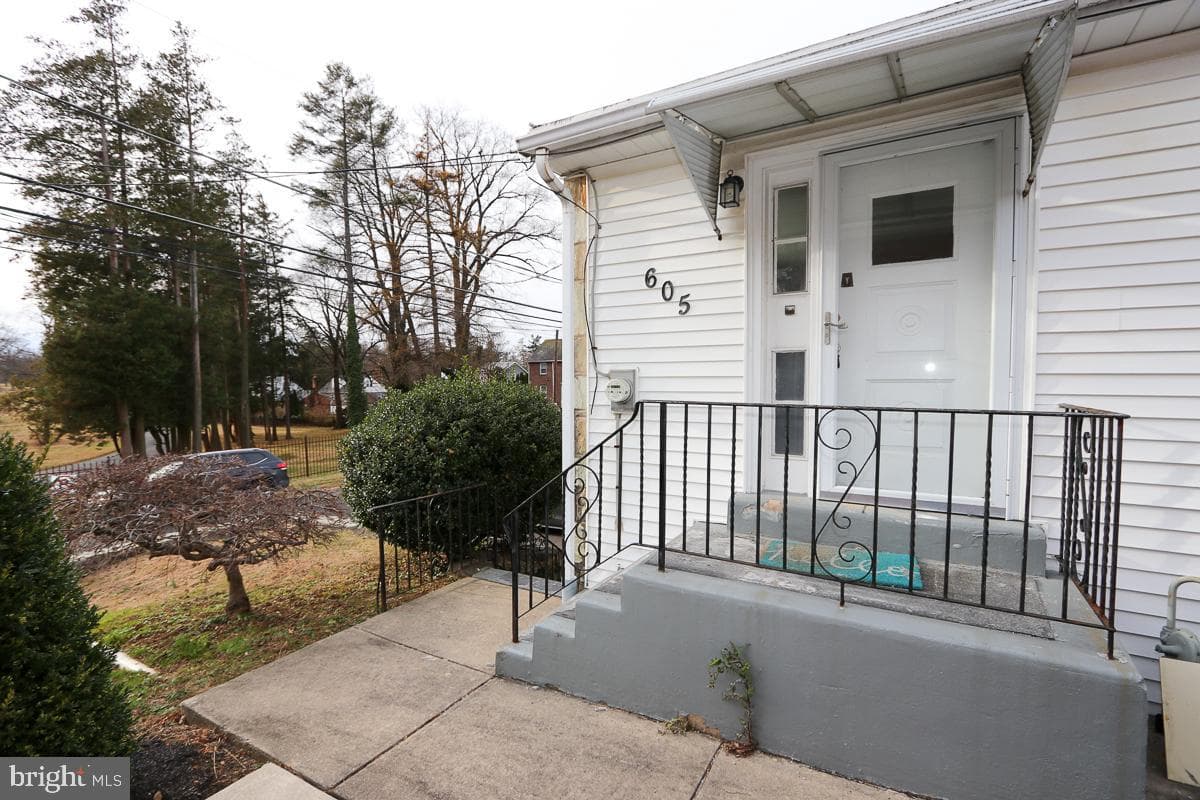 605 Burke Avenue photo 43