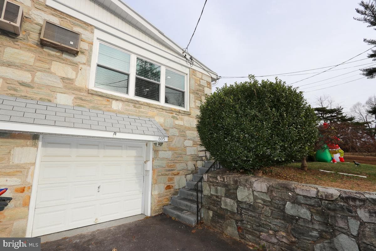 605 Burke Avenue photo 7