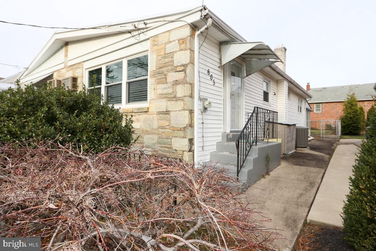 605 Burke Avenue photo 8