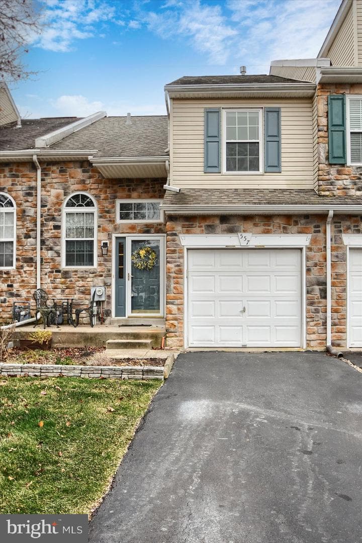 557 Broxton Court photo 2