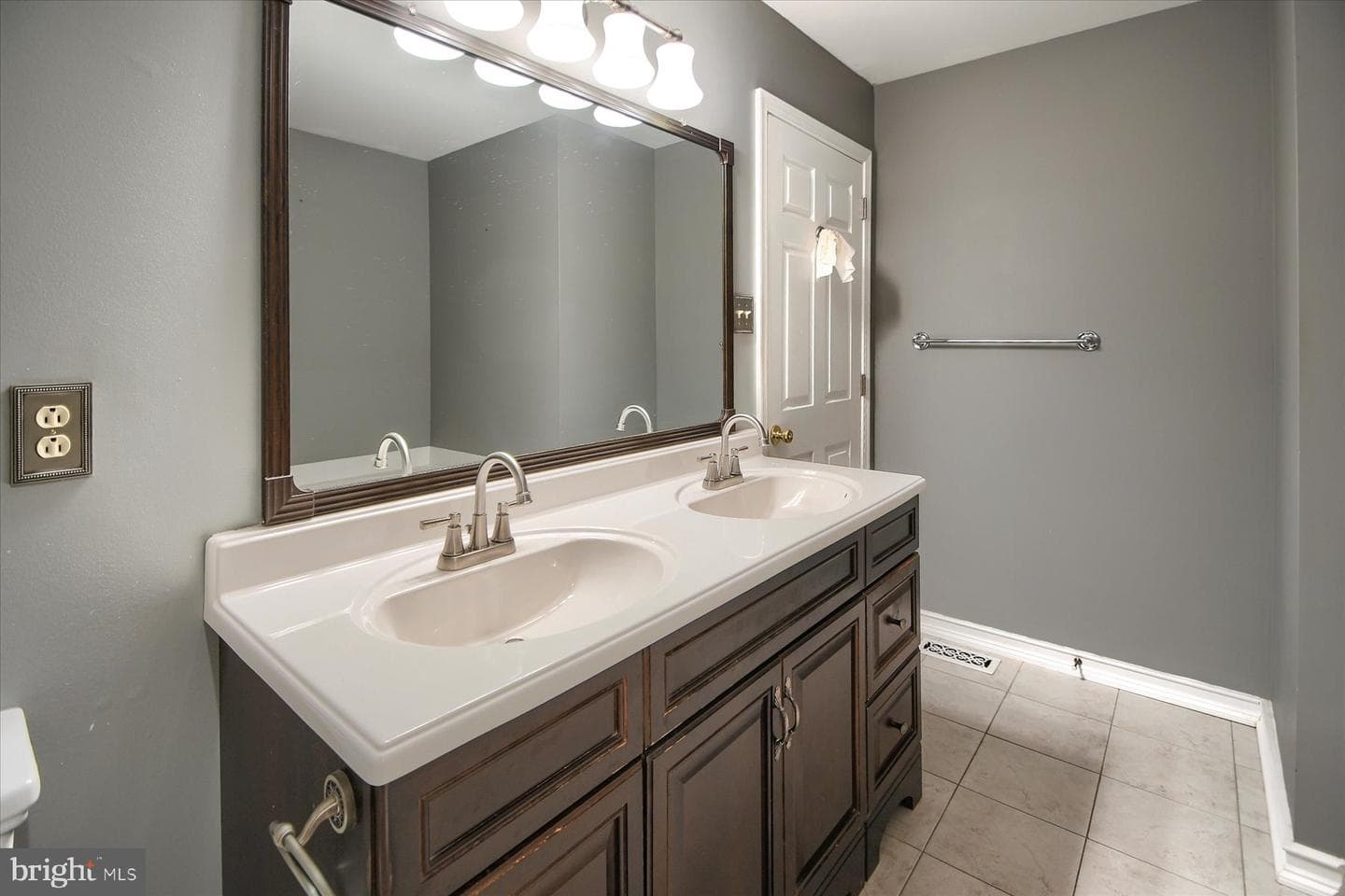 557 Broxton Court photo 26