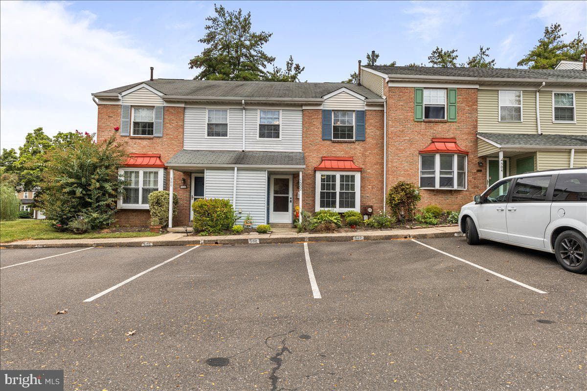 502 Brookwood Drive photo 1
