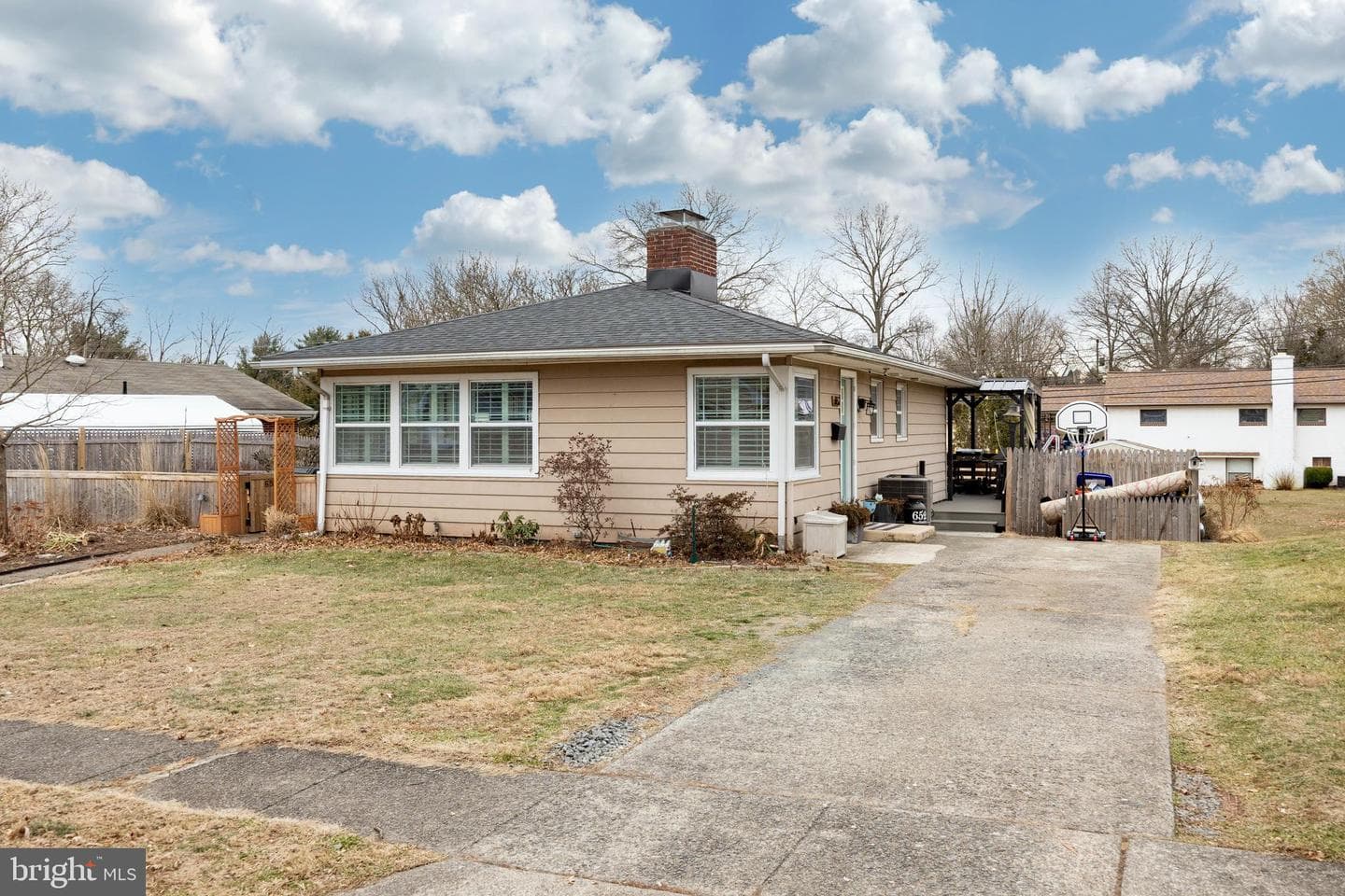 652 Woodland Drive photo 3