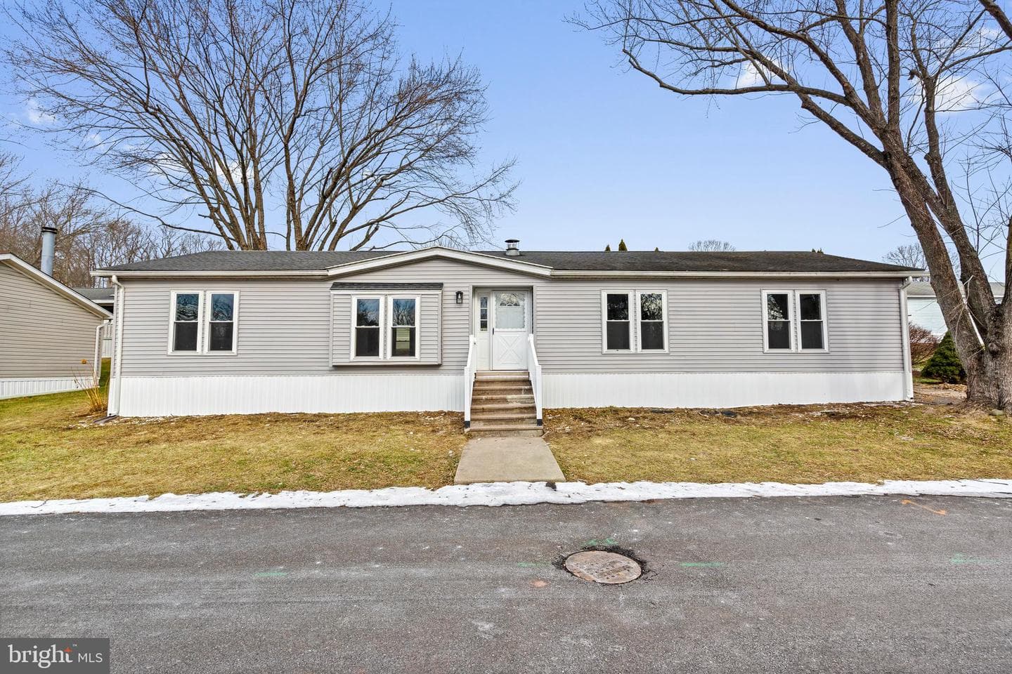 921 Lakeview Drive