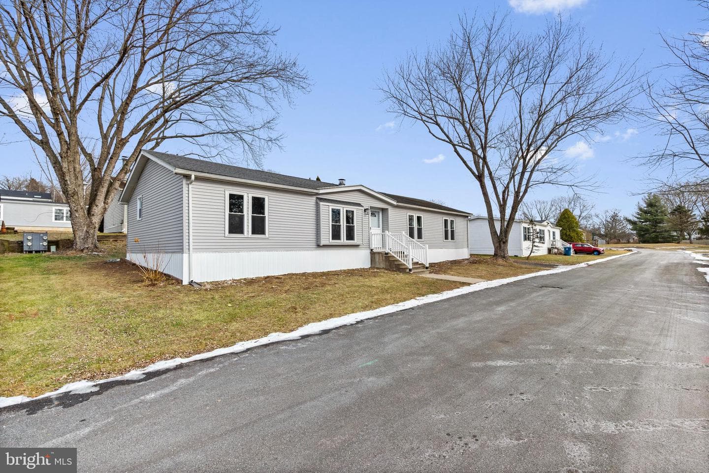 921 Lakeview Drive photo 2