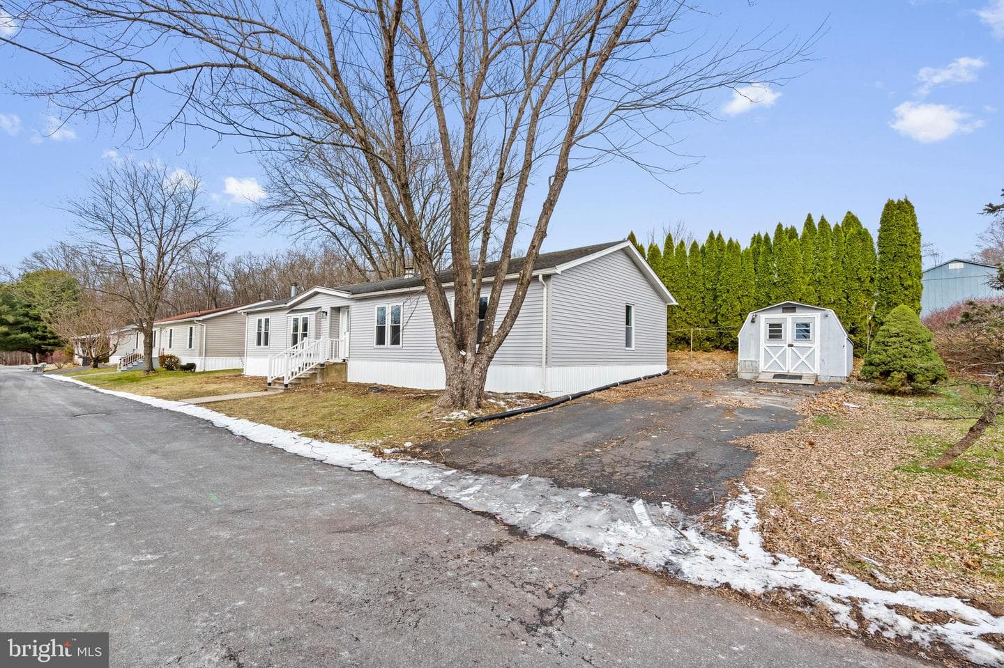 921 Lakeview Drive photo 3