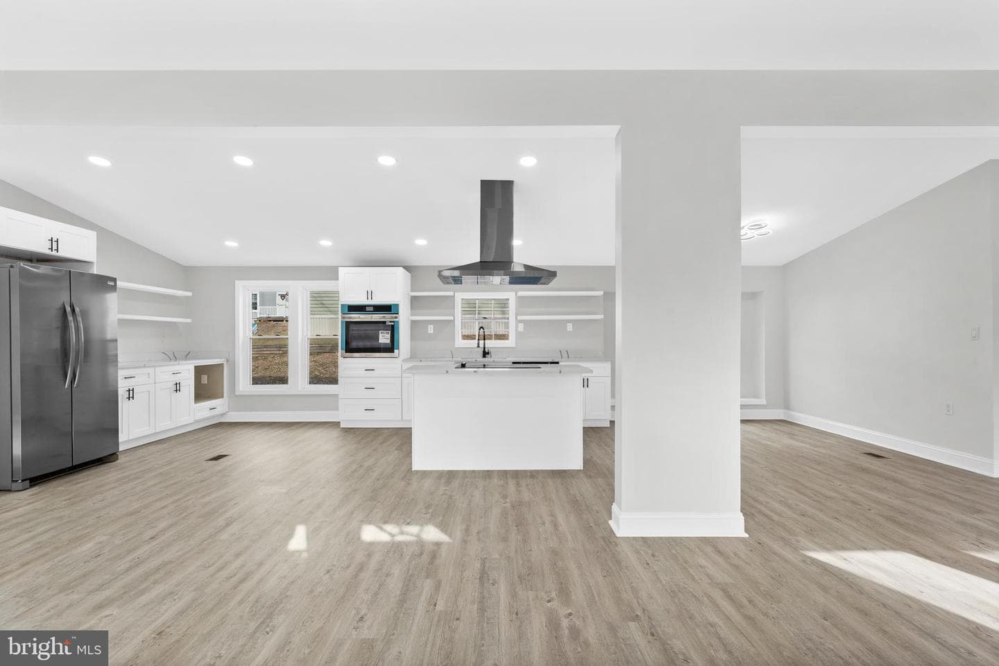 921 Lakeview Drive photo 4